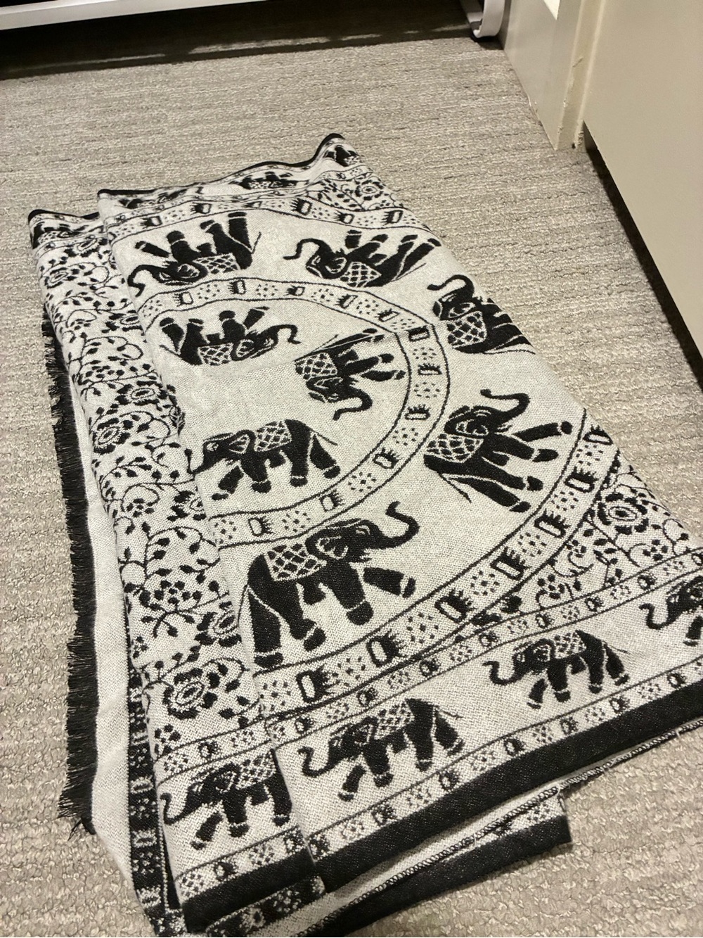 100% Cashmere Elegant Black and White scarf